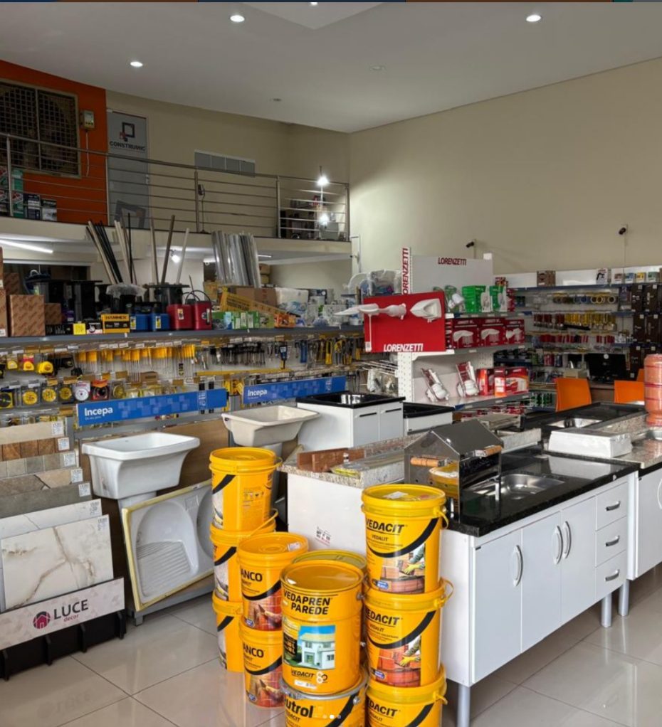 Interior da loja Construmic com louças, tintas e acabamentos